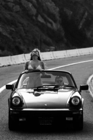 Poster - Woman In Convertible Car - Arzulanan Kadın Ve Bolluk Manifesti